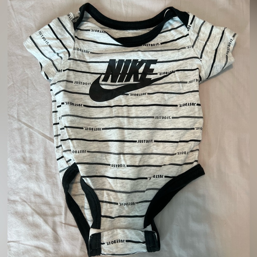 Nike onesie size 3-6months